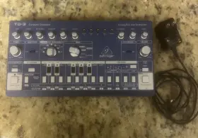 000edr0200010 Behringer Td-3 Analogue Bass Line Synthesizer Blue. Clean