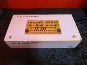 Td-3-mo-am Behringer Td-3-mo Am Analog Bass Line Synthesizer - Yellow