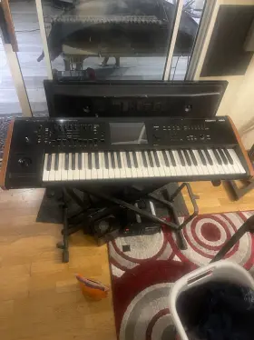 Kronos-61 Korg Kronos61 Keyboard Synthesizer