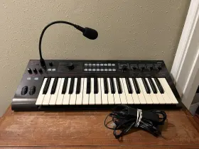 R3-37 Korg - Key Portable Synthesizer Read