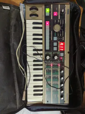 Tb-03 Korg Vocoder And Keyboard - Microkorg 37 Key Synthesizer With Bag Mic
