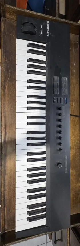 25244 Native Instruments Komplete Kontrol A61 - 61-key Controller For