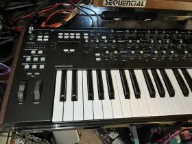Novsynth09 Novation Summit 16-voice Keyboard Synthesizer