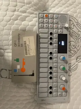 Op1field Teenage Engineering Op-1 Field Handheld Synthesizer - White