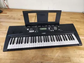 Ez-220 Yamaha Portable Digital Keyboard Piano - 61 Lighted Up Keys With Music Rest