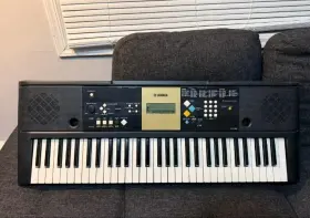 Ypt-220 Yamaha Digital Keyboard 61 Keys Works - No Battery Cover Or Charger